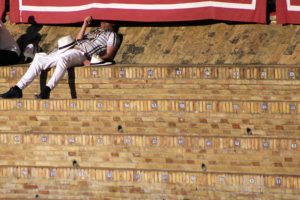 Un espectador, a cuerpo de rey, en plena siesta taurina en el tendido de la Maestranza. (FOTO: Javier Martínez)