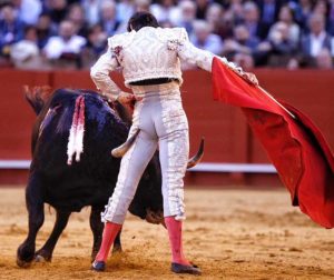 Roca Rey, dejándose llegar una y otra vez los pitones del sexto toro a los muslos y el pecho.