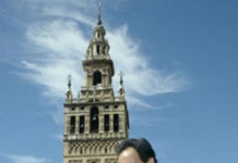 «Nunca me he planteado romper con mis apoderados» El Cid, a los pies de la Giralda. (FOTO: el-cid.es)