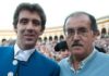 Paco Moreno junto a Hermoso de Mendoza en el callejón de la Maestranza. (FOTO: Matito)