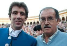 El periodista sevillano Paco Moreno sale de RNE Paco Moreno junto a Hermoso de Mendoza en el callejón de la Maestranza. (FOTO: Matito)