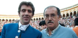 Paco Moreno junto a Hermoso de Mendoza en el callejón de la Maestranza. (FOTO: Matito)