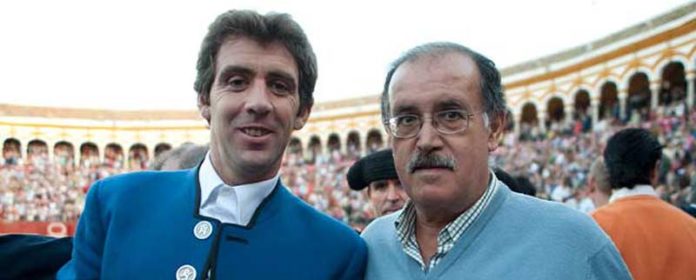 Paco Moreno junto a Hermoso de Mendoza en el callejón de la Maestranza. (FOTO: Matito)