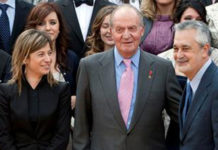Discurso íntegro del Rey en la Maestranza El Rey, entre la ministra de Igualdad, Bibiana Aído, y el presidente de la Junta, José Antonio Griñán. (FOTO: EFE)