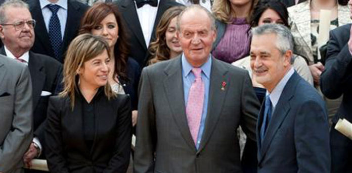 El Rey, entre la ministra de Igualdad, Bibiana Aído, y el presidente de la Junta, José Antonio Griñán. (FOTO: EFE)