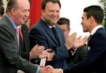 El Rey, en Sevilla: «Por supuesto que apoyo la Fiesta de los toros» El Rey entrega a Manzanares los premios 'Triunfador' y 'Mejor faena'. (FOTO: EFE)