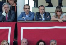 Carmen Tovar sigue usando a la Junta de Andalucía para ‘colar’ a su marido GRATIS a los toros El marido de la delegada de la Junta en Sevilla, en la grada reservada a cargos de la Delegación esta tarde. (FOTO: Sevilla Taurina)