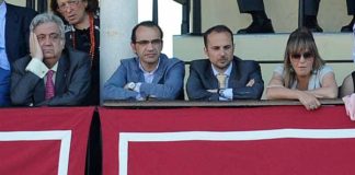 Carmen Tovar sigue usando a la Junta de Andalucía para ‘colar’ a su marido GRATIS a los toros El marido de la delegada de la Junta en Sevilla, en la grada reservada a cargos de la Delegación esta tarde. (FOTO: Sevilla Taurina)