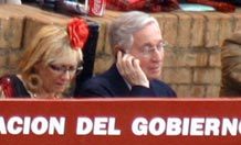 Haciendo historia La delegada Carmen Tovar, de flamenca en el burladero de la Junta. (FOTO: Javier Martínez)