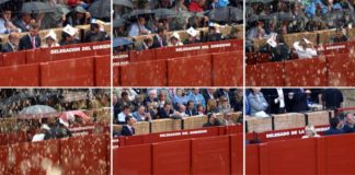 ¿Privilegios políticos? La delegada Carmen Tovar, de blanco, abandona el burladero y recorre el callejón durante la lidia del quinto toro, para regresar cuando la lluvia cesa. (SECUENCIA: Javier Martínez)