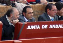 Cómo ir a los toros gratis en tiempos de crisis El marido de la delegada Carmen Tovar -en el centro, esta tarde-, casi toda la Feria en el burladero de la Junta de Andalucía. (FOTO: Javier Martínez)