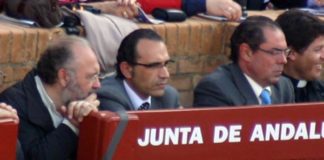 El marido de la delegada Carmen Tovar -en el centro, esta tarde-, casi toda la Feria en el burladero de la Junta de Andalucía. (FOTO: Javier Martínez)