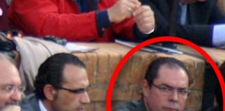 Junto al marido de la delegada Carmen Tovar, en el burladero de la Junta, su primo, carnicero de Castilleja. (FOTO: Sevilla Taurina)