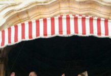 El Rey, junto a su hija mayor, la Infanta Elena, en el Palco del Príncipe. (FOTO: Javier Martínez)