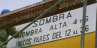 Cambio de rótulos en la maestranza. (FOTO: Javier Martínez)