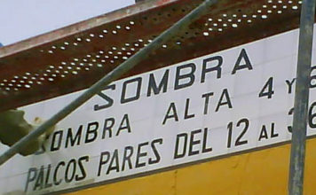 Cambio de rótulos en la maestranza. (FOTO: Javier Martínez)