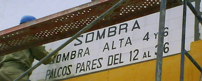 Cambio de rótulos en la maestranza. (FOTO: Javier Martínez)