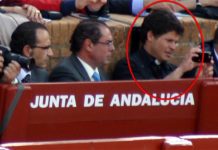 El marido de Carmen Tovar, su primo… y hasta el cura de Castilleja, GRATIS a los toros en el burladero de la Junta El cura de Castilleja, Ildefonso Milla, junto al primo de la delegada Carmen Tovar -en el centro- y su marido. (FOTO: Javier Martínez)