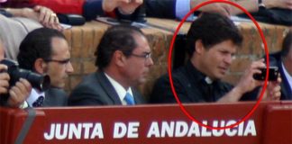 El cura de Castilleja, Ildefonso Milla, junto al primo de la delegada Carmen Tovar -en el centro- y su marido. (FOTO: Javier Martínez)