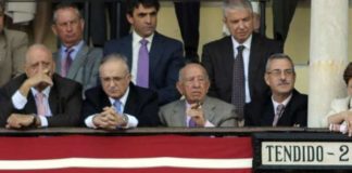 Victorino Martín: «No me ha gustado, para qué mentir» Victorino Martín observa con preocupación el juego de sus toros. (FOTO: Matito)