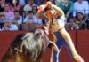 El extremeño Paco Chaves clava un par en el primero en Sevilla. (FOTO: Javier Martínez).