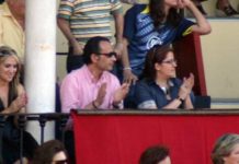 El consorte ‘consuerte’ de la delegada Carmen Tovar, GRATIS también a las novilladas El marido de la delegada de la Junta Carmen Tovar, en el palco de autoridades. (FOTO: Javier Martinez