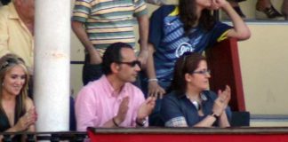 El marido de la delegada de la Junta Carmen Tovar, en el palco de autoridades. (FOTO: Javier Martinez