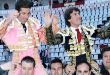 Barrera, a la derecha, a hombros esta tarde. (FOTO: Faricle/burladero.com)
