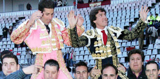 Barrera, a la derecha, a hombros esta tarde. (FOTO: Faricle/burladero.com)