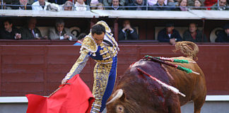 Derechazo de El Cid esta tarde en Madrid. (FOTO: Cabrera/burladero.com)