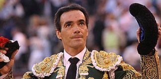 El Cid, con la oreja cortada esta tarde en Madrid en su último toro. (FOTO: Cabrera / burladero.com)