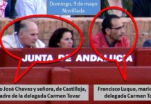 Un frutero de Triana, compadre de la delegada Carmen Tovar, también al burladero de la Junta El frutero y compadre de Carmen Tovar, José Chaves, junto a su señora. A su lado, el marido de la delegada, Francisco Luque. Todos en el burladero de la Junta de Andalucía. (FOTO: Javier Martínez)