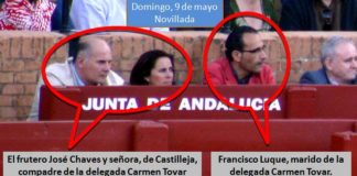 El frutero y compadre de Carmen Tovar, José Chaves, junto a su señora. A su lado, el marido de la delegada, Francisco Luque. Todos en el burladero de la Junta de Andalucía. (FOTO: Javier Martínez)