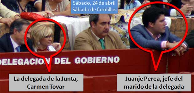 Juanje Perea, jefe del marido de la delegada Carme Tovar, en el burladero oficial de la Junta, muy cerca de la propia Carmen Tovar. (FOTO: Javier Martínez)