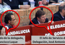 El marido de la delegada Carmen Tovar y el Jefe del Servicio de la Delegación, José Antonio Delgado, 'juntos' en el burladero oficial de la Junta en la pasada Feria de Abril. (FOTO: Javier Martínez)