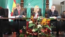El Reglamento Andaluz obliga a los delegados a expulsar del callejón a personas ajenas al festejo Los cuatro presidentes rodean a la delegada Carmen Tovar. (FOTO: Paco Díaz / toroimagen.com)