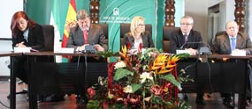 Los cuatro presidentes rodean a la delegada Carmen Tovar. (FOTO: Paco Díaz / toroimagen.com)