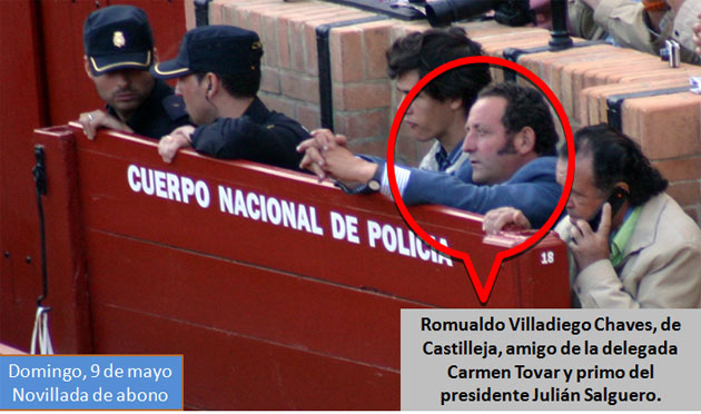 El amigo de la delegada Carmen Tovar, Romualdo Villadiego, sin problemas hasta para ocupar lugar en el burladero de la Policía. (FOTO: Javier Martínez)
