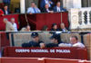 En la parte superior, en el centro, el presidente Julián Salguero. En la imagen inferior, su primo, Romualdo Villadiego, en un burladero de la Policía. Ambos son de Castilleja y muy amigos de la delegada Carmen Tovar. (FOTO: Javier Martínez)