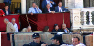 En la parte superior, en el centro, el presidente Julián Salguero. En la imagen inferior, su primo, Romualdo Villadiego, en un burladero de la Policía. Ambos son de Castilleja y muy amigos de la delegada Carmen Tovar. (FOTO: Javier Martínez)