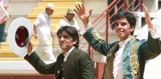 Diego Ventura, junto a Moura hijo, en la salida a hombros. (FOTO: Antonio Luque / burladero.com)