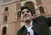 Ventura y Martín Núñez, en Madrid y Sevilla Diego Ventura, saliendo a hombros en su primer paseíllo en Madrid. (FOTO: C.Núñez/Toromedia)