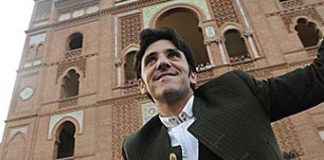 Diego Ventura, saliendo a hombros en su primer paseíllo en Madrid. (FOTO: C.Núñez/Toromedia)