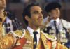 Salvador Cortés, con las dos orejas del toro de Martín Lorca. (FOTO: Sevilla Taurina)