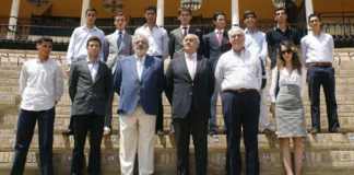 Eduardo Canorea y Ramón Valencia con varios de los noveles participantes. (FOTO: Arjona/Toromedia)