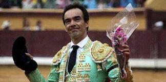 El Cid en la vuelta al ruedo tras cortar una oreja en Burgos. (FOTO: Tauroburgos)