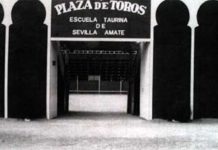 La Escuela de Amate contra el ganadero Curro de la Puerta La plaza de toros sede de la Escuela Sevilla-Amate.