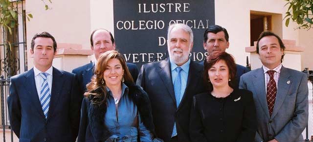 Junta de Gobierno del Colegio de Veterinarios, con su presidente Ignacio Oroquieta al frente; tres miembros de la Junta son veterinarios de la Maestranza.
