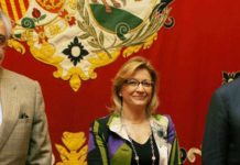 La falta de autoridad de la delegada Carmen Tovar La delegada Carmen Tovar, flanqueada por los empresarios.