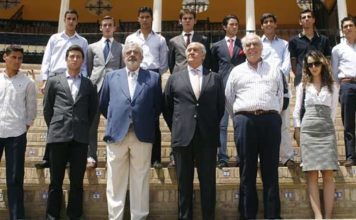 Los empresarios Canorea y Valencia con algunos de los noveles del ciclo.